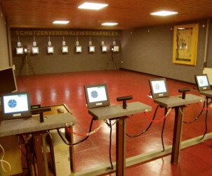 Standeinweihung nach Installation einer elektronischen Schießanlage